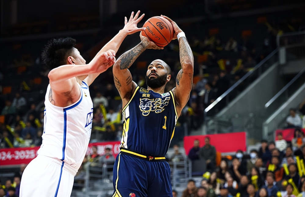 CBA常规赛集结日走向成谜；纽约尼克斯更衣室发声；压力陡增；训练强度明显提升(今日nbn篮球比赛直播步行者对尼克斯)