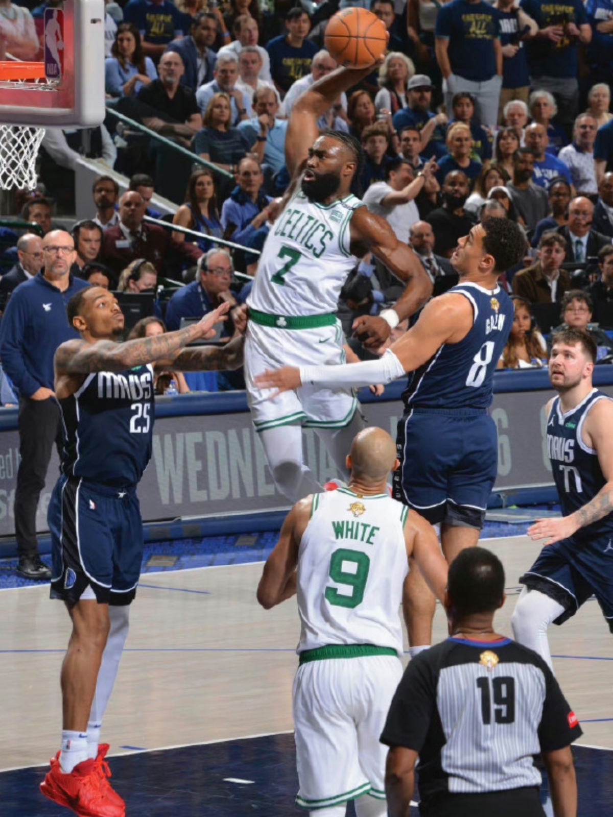 波士顿凯尔特人关键时刻再遭质疑，志在NBA总决赛名次提升，赛场秩序良好，更衣室氛围转暖的简单介绍