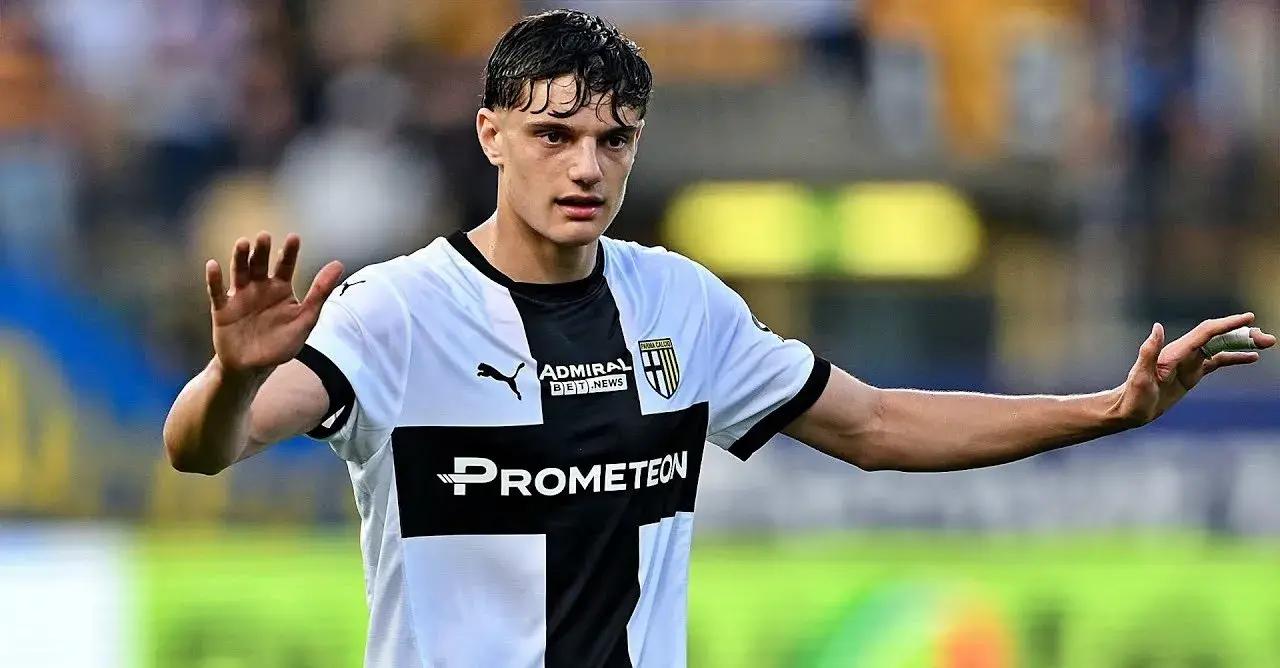 转会期斯图加特调整名单以备欧联；更衣室发声环节打磨；气氛紧张；阵容厚度经受考验的简单介绍