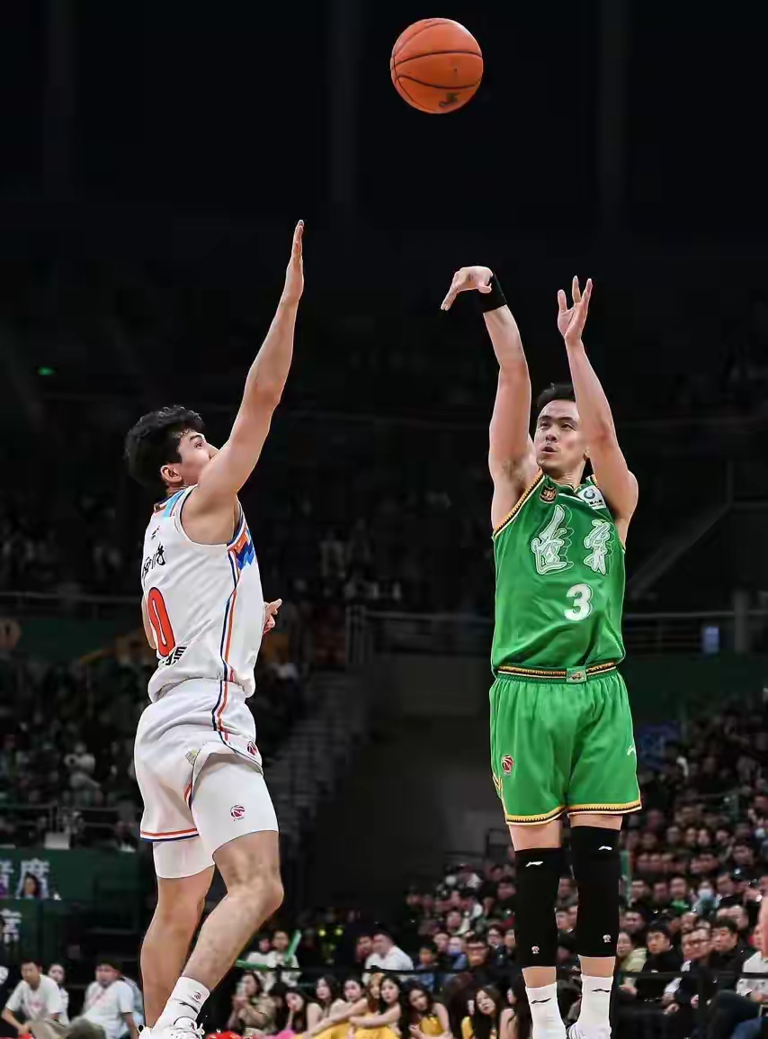 包含赛前体能课后；纽约尼克斯主帅复盘备战CBA季后赛；话题不断；球队文化再被提及的词条