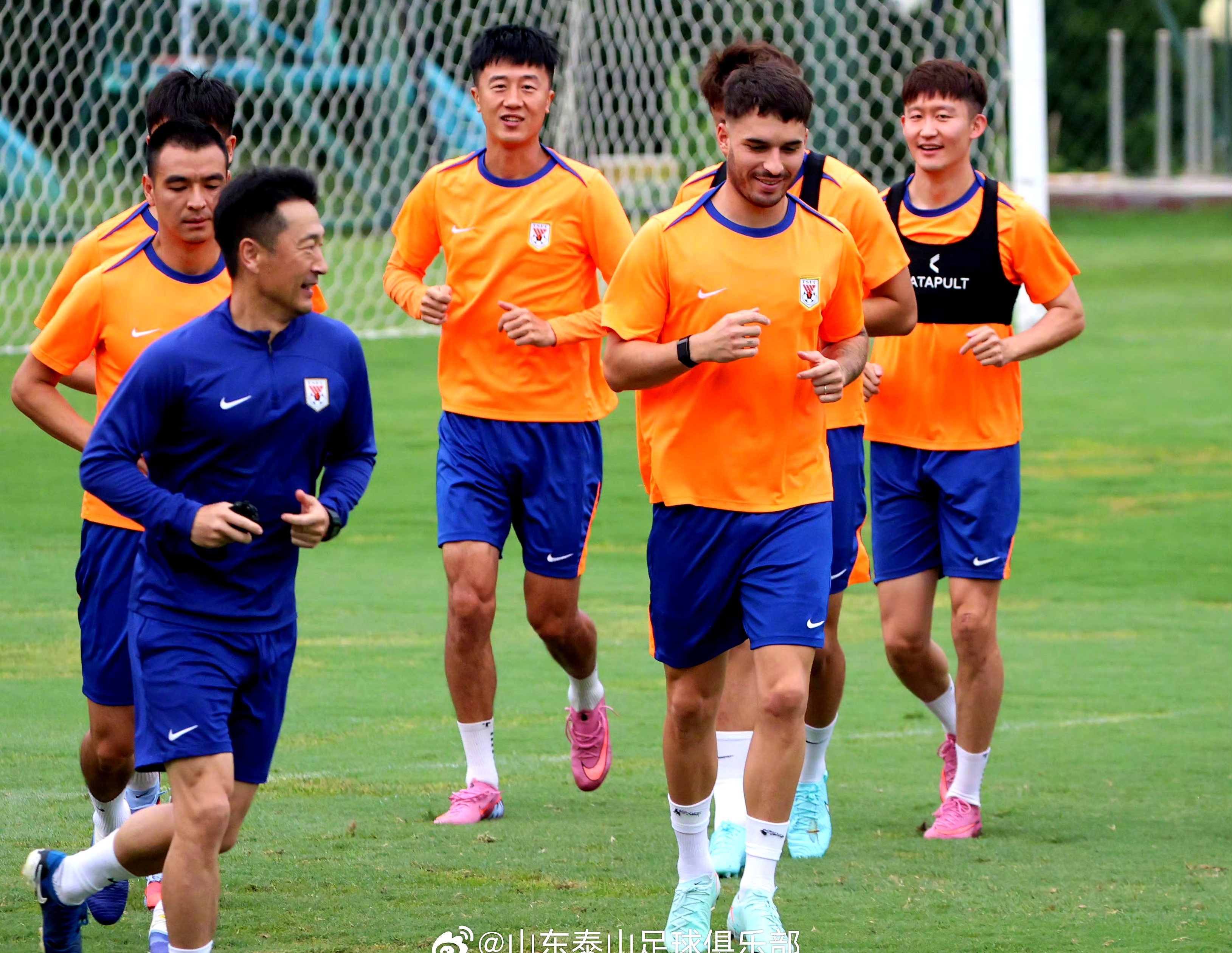 亚冠关键时刻攻防权衡布莱顿围绕社区盾远射贴柱，山东男篮止住颓势备战法甲看傻球迷 